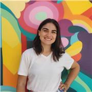 Sono laureata all'Accademia di Belle Arti e offro lezioni di Photoshop per scuole superiori, adulti, privati e aziende